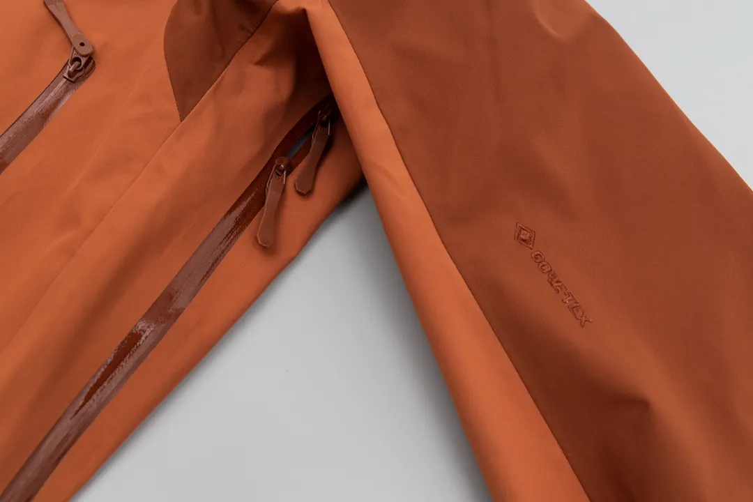 Arc'teryx Gore-tex ， ， ， 。 bluesign@ N 3LGORE-TEX ， Wear-Resistant， 、 Breathable， ， 20000 Breathable 10000 E 3D ， 3D ， ， ， Authentic YKK ， ， ， ， ， Factory ， ， ， 。 ， ， ，Lightweight ， Series ， Quality ！！